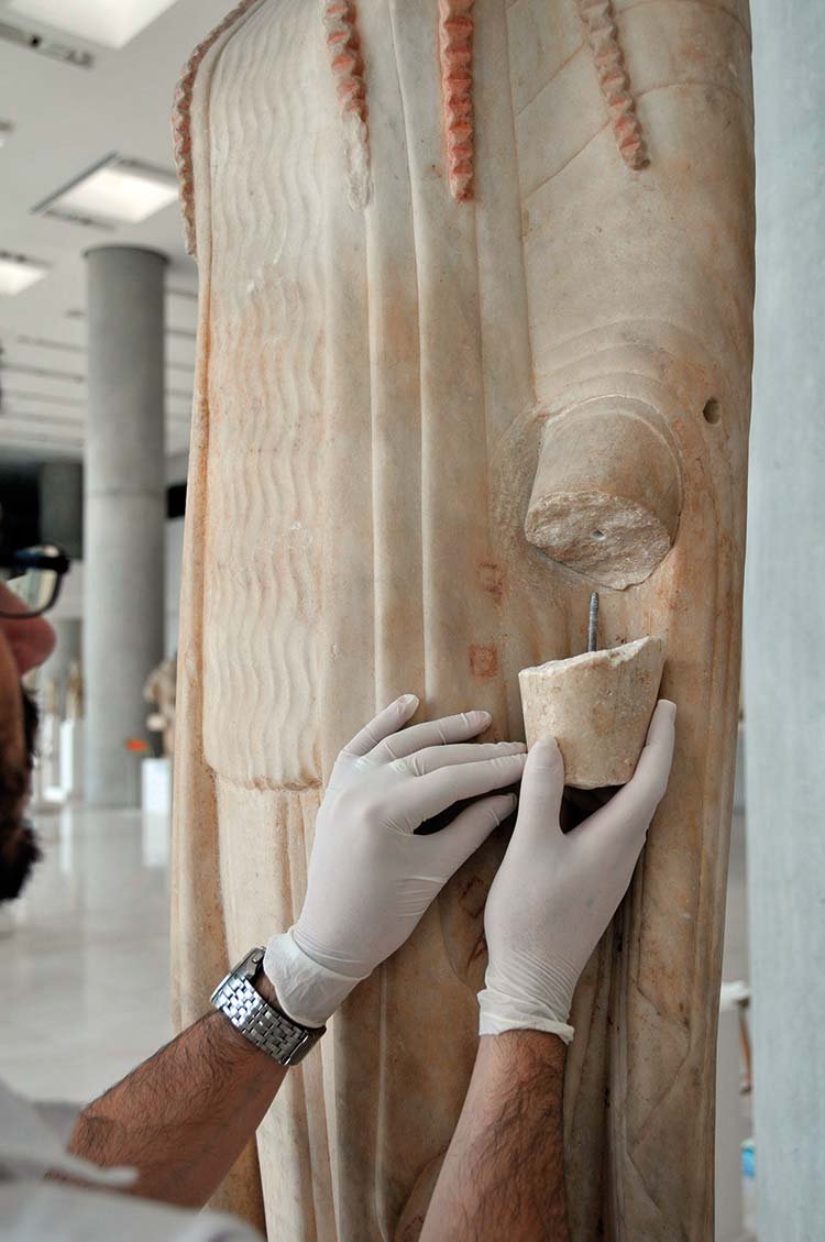 Ensamblaje de una nueva pieza en la "Koré 671". © Museo de la Acrópolis. Fotografías de Giorgos Vitsaropoulos.
