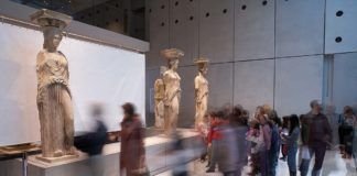 El láser infrarrojo y ultravioleta ha sacado a la luz el mármol original de las esculturas, revelando su pátina primigenia de color naranja. © Acropolis Museum. Fotografías de Giorgos Vitsaropoulos.
