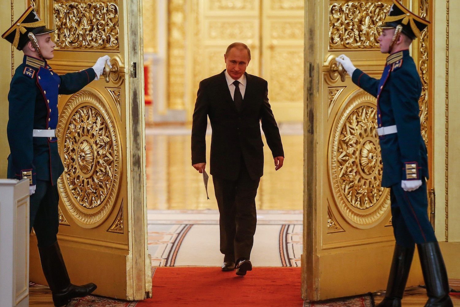 Vladimir Putin hace su entrada en un acto oficial en el Kremlin.
