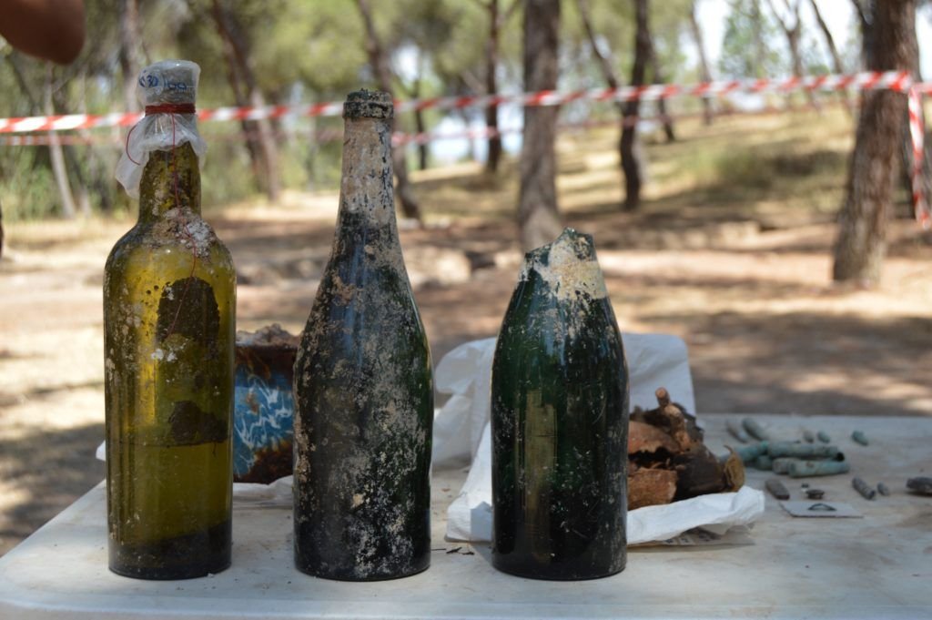 Botellas de sidra y licor encontradas en un refugio de la excavación en la zona del comedor del asilo de Santa Cristina, la última trinchera de la guerra civil,