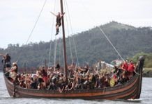 Simulación de la llegada de los vikingos a Catoira en un drakkar.