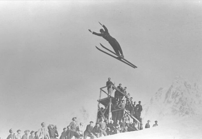 Salto de esquí durante los Juegos Olímpicos de Invierno de Chamonix (Francia), en 1924.