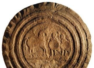 "Estela de Zurita de Piélagos" (Cantabria), bajorrelieve prerromano de dos metros de diámetro que representa, entre círculos concéntricos, a un caballo y dos guerreros armados.