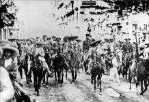 Zapata, en el centro a caballo, y Villa, a su izquierda, entran en México D. F. con sus ejércitos tras la batalla de Zacatecas.