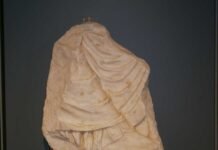 El fragmento ahora devuelto de piedra VI del friso oriental con la pierna de Artemisa, procedente del Museo Antonio Salinas de Palermo.