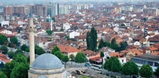 Entre 1961 y 1989, la población albanesa en Kosovo creció desde los dos tercios a casi el 90 por ciento. Vista de la ciudad de Prizren (sur), con la mezquita de Sinan en primer término.