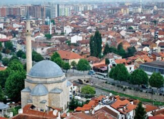 Entre 1961 y 1989, la población albanesa en Kosovo creció desde los dos tercios a casi el 90 por ciento. Vista de la ciudad de Prizren (sur), con la mezquita de Sinan en primer término.