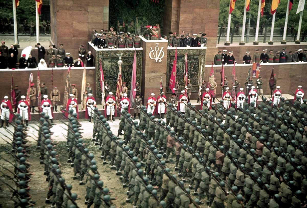 Franco preside el desfile de la victoria en Madrid.