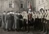 Hitler saluda en el castillo de Praga a jóvenes nazis alemanes, en marzo de 1939.