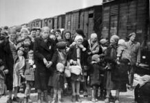 Mujeres y niños judíos antes de entrar en Auschwitz-Birkenau.