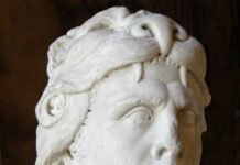 Busto de Mitrídates VI del Ponto, tocado con una cabeza de león, que se conserva en el Museo del Louvre.