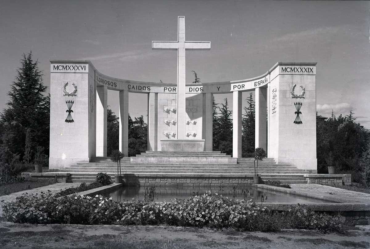 La cruz fue el elemento central de los monumentos a los caídos del bando rebelde. Se aprecia en espacios conmemorativos como el de Alameda de Cervantes (Soria).
