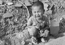 Un niño llora entre los escombros a los que el ataque nuclear redujo la ciudad de Hiroshima.