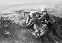 Dos soldados alemanes disparando un fusil antitanque durante la IGM.