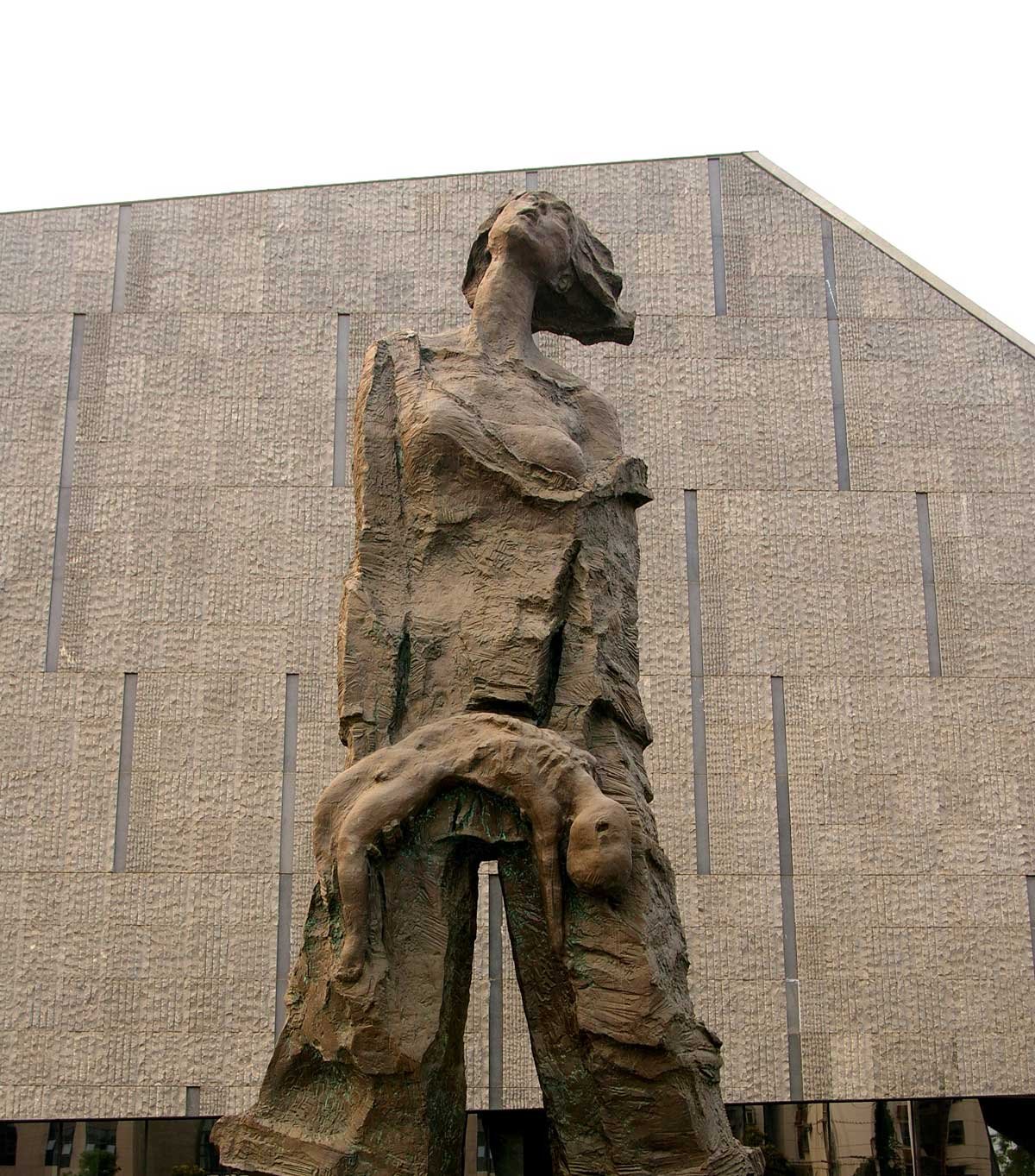 Vista del MEMORIAL CONMEMORATIVO inaugurado en 1985 con el doble objetivo de honrar a las víctimas de Nankín y reunir toda la información documental sobre la masacre.