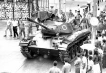Un TANQUE circula por Rio de Janeiro el 1 de abril de 1964, horas después del golpe.