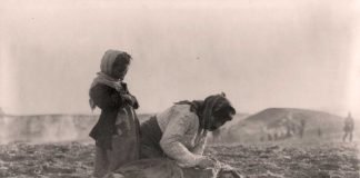 Una columna de armenios es llevada a un campo de prisioneros por soldados otomanos, abril de 1915.