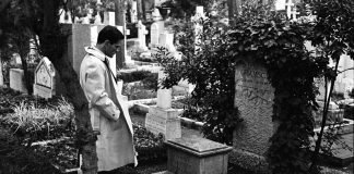 Pier Paolo Pasolini frente a la tumba de Antonio Gramsci, el teórico marxista al que el director de cine italiano aludía en 1957 en su poemario más conocido fuera de Italia.