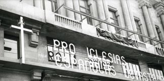 Cruz y letrero “Pro iglesias españolas devastadas”, que recibía a los visitantes de la muestra de propaganda nazi.