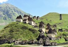 Vista general de la ciudad de los diez Mil Muertos. La arquitectura usada para la construcción de esta necrópolis del Cáucaso Norte es la típica naj, que hunde sus raíces en la Prehistoria.