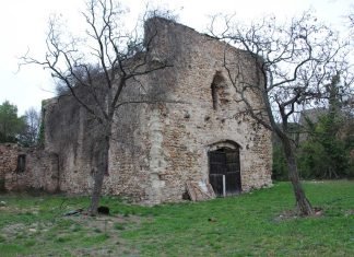 Fachada de la iglesia de la encomienda en Masdéu. La capilla, del siglo XII, quedó reducida a un verdadero esqueleto de piedra tras la explosión de un depósito de municiones que sufrió en 1944, durante la II Guerra Mundial.