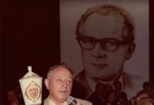 Mielke celebra un título de su Dynamo de Berlín, dominador de la liga oriental de 1979 a 1988, bajo el retrato de Honecker.
