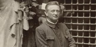 Hugo Obermaier, ante la sede de la antigua Cámara de Comptos de Pamplona, en 1924.