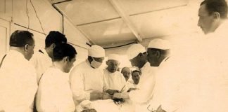 El cirujano Gómez Ulla (con mascarilla) operando en francia, hacia 1918, durante la I Guerra Mundial (imagen: Fondo Alsina).