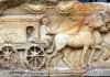 Relieve en piedra de un carpentum, un tipo de carro tirado por caballos y empleado en la antigua Roma para realizar desplazamientos.