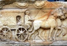 Relieve en piedra de un carpentum, un tipo de carro tirado por caballos y empleado en la antigua Roma para realizar desplazamientos.