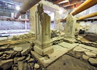 Propileo monumental, en la estación Venizelou.