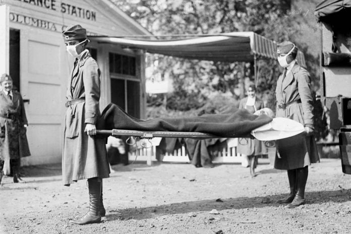 Simulacro en una estación de ambulancias de la Cruz Roja en Washington D.C., durante la pandemia de la gripe española de 1918. Simulacro en una estación de ambulancias de la Cruz Roja en Washington D.C., durante la pandemia de la gripe española de 1918.
