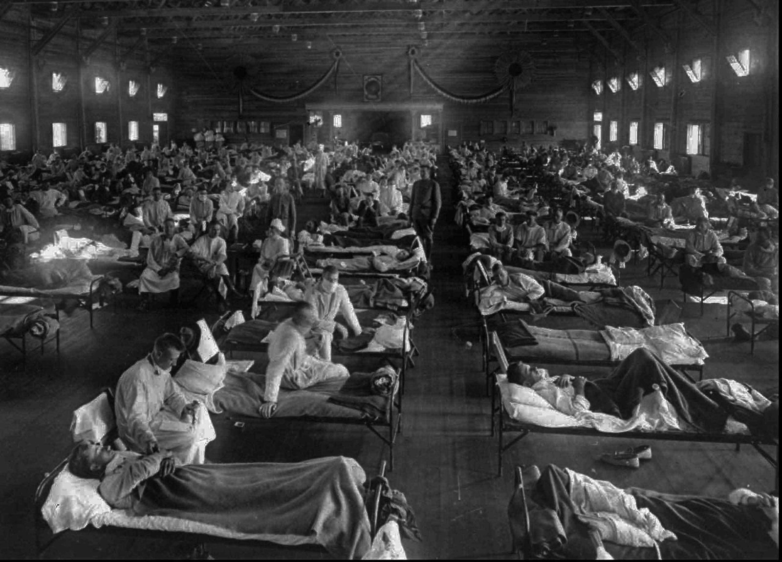 Enfermos de gripe española en un hospital de emergencia levantado en Fort Riley, Kansas, EEUU.