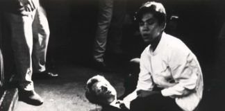 Juan Romero, camarero del hotel Ambassador de Los Ángeles, sujeta la cabeza de Robert F. Kennedy, herido de muerte, en esta instantánea que realizó el fotógrafo Borís Yaro.