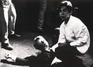Juan Romero, camarero del hotel Ambassador de Los Ángeles, sujeta la cabeza de Robert F. Kennedy, herido de muerte, en esta instantánea que realizó el fotógrafo Borís Yaro.