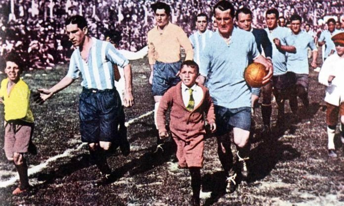 Los jugadores de ambos equipos saltan al Estadio del Centenario © FIFA.com Los jugadores de ambos equipos saltan al Estadio del Centenario para disputar la final del primer Mundial de Fútbol © FIFA.com