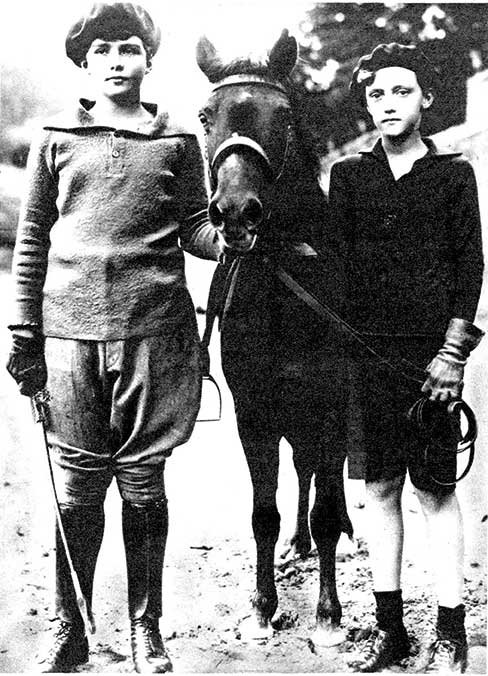 El príncipe heredero Francisco José Otto y el archiduque Carlos Luis, hijos mayores de Zita, última emperatriz de Austria-Hungría, en Lequeitio (Vizcaya).