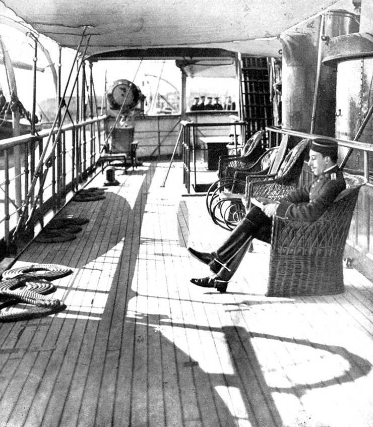 El rey Alfonso XIII leyendo a bordo del yate "Giralda", durante un viaje entre Cantabria y el País Vasco.