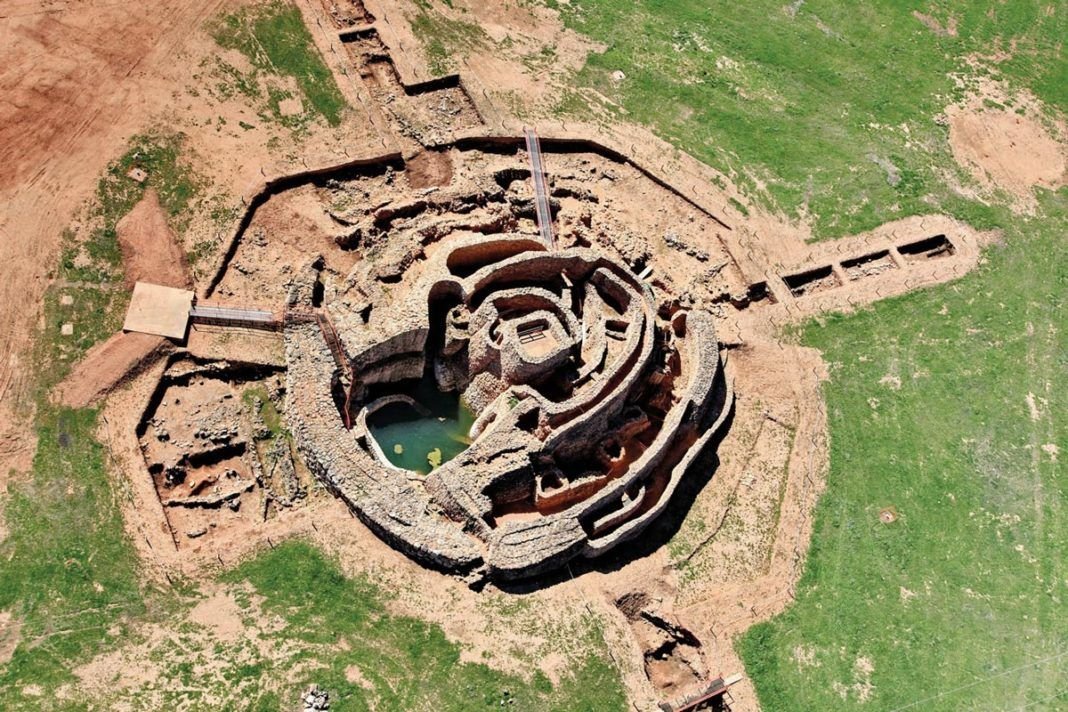 El montículo de la fortificación tiene 40 metros de diámetro, integrado por una torre central desde la que se despliegan tres líneas concéntricas de murallas y un gran patio.