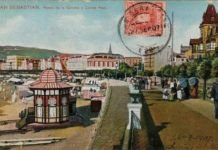 Postal veraniega del paseo de la Concha de San Sebastián. A la izquierda, la Caseta Real.