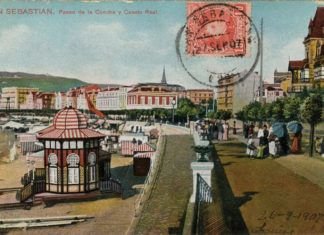 Postal veraniega del paseo de la Concha de San Sebastián. A la izquierda, la Caseta Real.