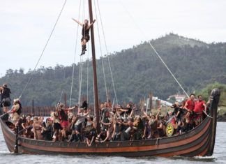 Simulación de la llegada de los vikingos a Catoira en un drakkar.