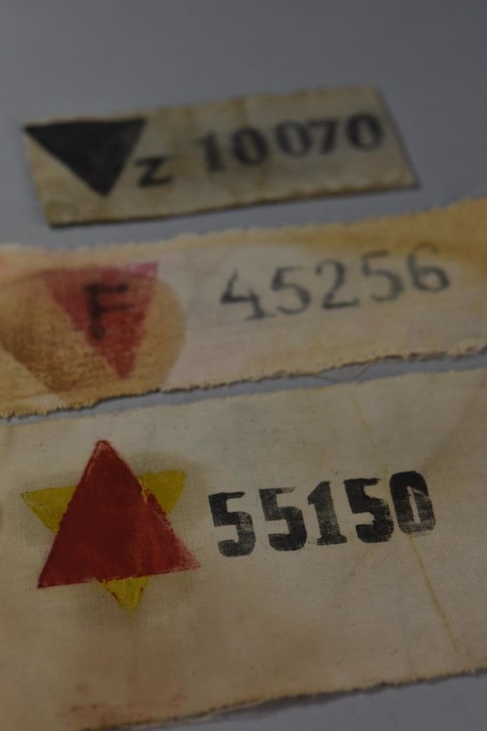 Brazaletes de prisioneros funcionarios de Auschwitz. Foto: Pawel Sawicki.