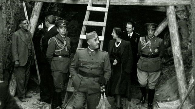 Franco visita las obras del valle de los Caídos en compañía de su mujer.