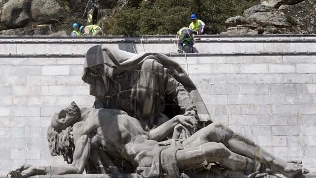 Reparación de una de las esculturas de Juan de Ávalos.