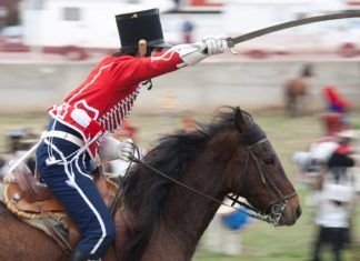 Carga de caballería en una edición anterior del evento "Tres naciones". Reportaje gráfico: Santiago/Imagen M.A.S. Cortesía del Ayuntamiento de Astorga.