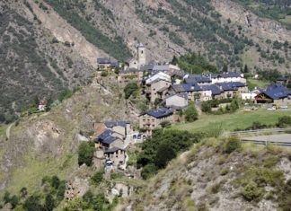 Vista general de Tírvia, desde la carretera que lleva a Occitania. La localidad tiene en la actualidad 143 habitantes.