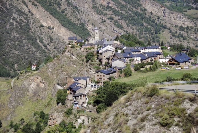Vista general de Tírvia, desde la carretera que lleva a Occitania. La localidad tiene en la actualidad 143 habitantes. Vista general de Tírvia, desde la carretera que lleva a Occitania. La localidad tiene en la actualidad 143 habitantes.