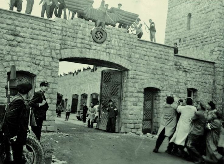 Derribo del águila nazi a la entrada del campo de Mauthausen, una de las instantáneas tomadas por Francisco Boix tras la liberación del campo.