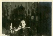 "Retrato de Alfonso XIII sentado ante su mesa de despacho con el uniforme del Regimiento Inmemorial del Rey", 1915. Patrimonio Nacional. Madrid, Archivo General de Palacio.